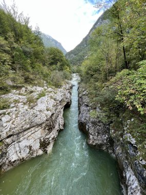 Krsovec veya Gorge Krsovec, Bovec (Triglav Ulusal Parkı, Slovenya) - Soca-Troege bei Krsovec (Triglav-Nationalpark, Slowenien) - Korita Soce pri Krsovcu (Triglavski narodni parkı, Slovenya))