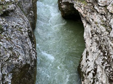 Krsovec veya Gorge Krsovec, Bovec (Triglav Ulusal Parkı, Slovenya) - Soca-Troege bei Krsovec (Triglav-Nationalpark, Slowenien) - Korita Soce pri Krsovcu (Triglavski narodni parkı, Slovenya))