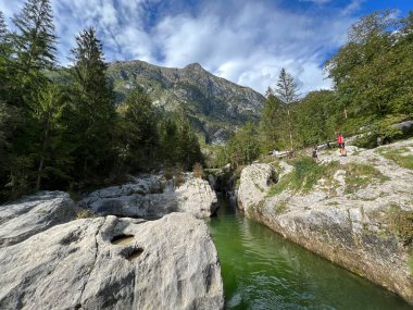 The Great Soca Gorge (Triglav Ulusal Parkı, Slovenya) - Grosse Soca-Schlucht oder Grosse Soca-Troege, Nationalpark Triglav (Grosse Soca-Troege, Slowenien) - Velika korita Soce (Triglavski narodni parkı, Slovenija)