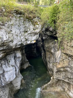 The Great Soca Gorge (Triglav Ulusal Parkı, Slovenya) - Grosse Soca-Schlucht oder Grosse Soca-Troege, Nationalpark Triglav (Grosse Soca-Troege, Slowenien) - Velika korita Soce (Triglavski narodni parkı, Slovenija)