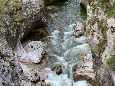 The Great Soca Gorge (Triglav Ulusal Parkı, Slovenya) - Grosse Soca-Schlucht oder Grosse Soca-Troege, Nationalpark Triglav (Grosse Soca-Troege, Slowenien) - Velika korita Soce (Triglavski narodni parkı, Slovenija)