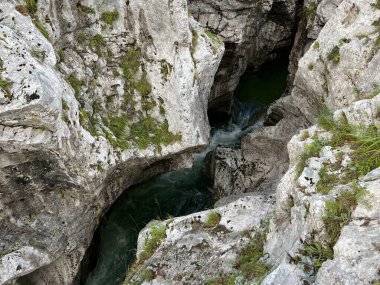 The Great Soca Gorge (Triglav Ulusal Parkı, Slovenya) - Grosse Soca-Schlucht oder Grosse Soca-Troege, Nationalpark Triglav (Grosse Soca-Troege, Slowenien) - Velika korita Soce (Triglavski narodni parkı, Slovenija)