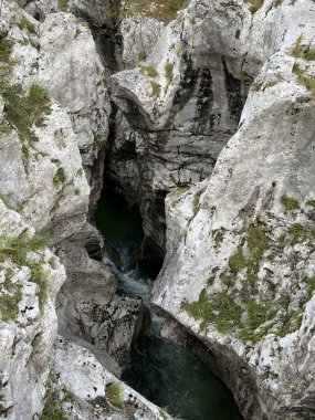 The Great Soca Gorge (Triglav Ulusal Parkı, Slovenya) - Grosse Soca-Schlucht oder Grosse Soca-Troege, Nationalpark Triglav (Grosse Soca-Troege, Slowenien) - Velika korita Soce (Triglavski narodni parkı, Slovenija)