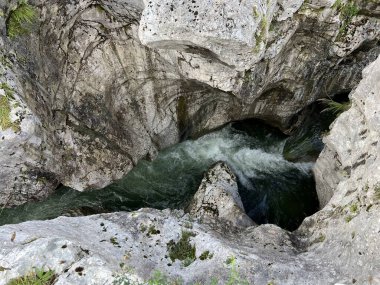 The Great Soca Gorge (Triglav Ulusal Parkı, Slovenya) - Grosse Soca-Schlucht oder Grosse Soca-Troege, Nationalpark Triglav (Grosse Soca-Troege, Slowenien) - Velika korita Soce (Triglavski narodni parkı, Slovenija)