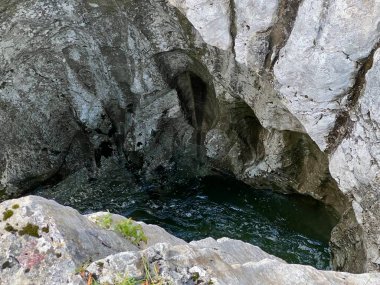 The Great Soca Gorge (Triglav Ulusal Parkı, Slovenya) - Grosse Soca-Schlucht oder Grosse Soca-Troege, Nationalpark Triglav (Grosse Soca-Troege, Slowenien) - Velika korita Soce (Triglavski narodni parkı, Slovenija)