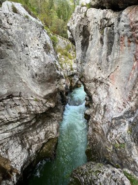 The Great Soca Gorge (Triglav Ulusal Parkı, Slovenya) - Grosse Soca-Schlucht oder Grosse Soca-Troege, Nationalpark Triglav (Grosse Soca-Troege, Slowenien) - Velika korita Soce (Triglavski narodni parkı, Slovenija)