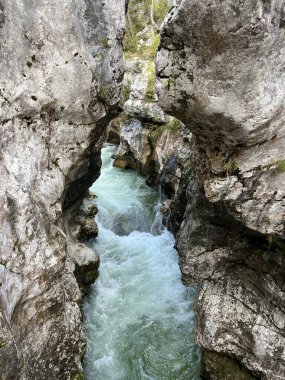 The Great Soca Gorge (Triglav Ulusal Parkı, Slovenya) - Grosse Soca-Schlucht oder Grosse Soca-Troege, Nationalpark Triglav (Grosse Soca-Troege, Slowenien) - Velika korita Soce (Triglavski narodni parkı, Slovenija)