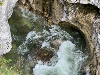 The Great Soca Gorge (Triglav Ulusal Parkı, Slovenya) - Grosse Soca-Schlucht oder Grosse Soca-Troege, Nationalpark Triglav (Grosse Soca-Troege, Slowenien) - Velika korita Soce (Triglavski narodni parkı, Slovenija)