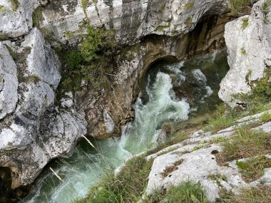 The Great Soca Gorge (Triglav Ulusal Parkı, Slovenya) - Grosse Soca-Schlucht oder Grosse Soca-Troege, Nationalpark Triglav (Grosse Soca-Troege, Slowenien) - Velika korita Soce (Triglavski narodni parkı, Slovenija)