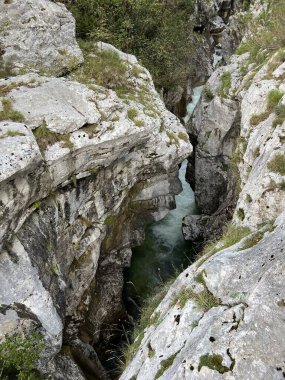 The Great Soca Gorge (Triglav Ulusal Parkı, Slovenya) - Grosse Soca-Schlucht oder Grosse Soca-Troege, Nationalpark Triglav (Grosse Soca-Troege, Slowenien) - Velika korita Soce (Triglavski narodni parkı, Slovenija)