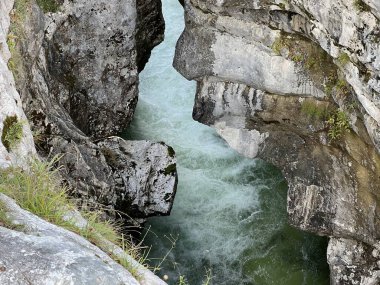 The Great Soca Gorge (Triglav Ulusal Parkı, Slovenya) - Grosse Soca-Schlucht oder Grosse Soca-Troege, Nationalpark Triglav (Grosse Soca-Troege, Slowenien) - Velika korita Soce (Triglavski narodni parkı, Slovenija)