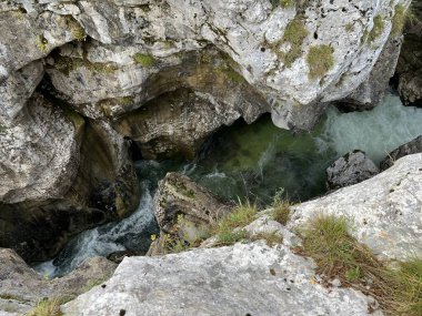 The Great Soca Gorge (Triglav Ulusal Parkı, Slovenya) - Grosse Soca-Schlucht oder Grosse Soca-Troege, Nationalpark Triglav (Grosse Soca-Troege, Slowenien) - Velika korita Soce (Triglavski narodni parkı, Slovenija)