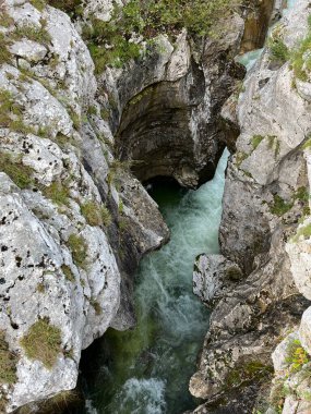 The Great Soca Gorge (Triglav Ulusal Parkı, Slovenya) - Grosse Soca-Schlucht oder Grosse Soca-Troege, Nationalpark Triglav (Grosse Soca-Troege, Slowenien) - Velika korita Soce (Triglavski narodni parkı, Slovenija)
