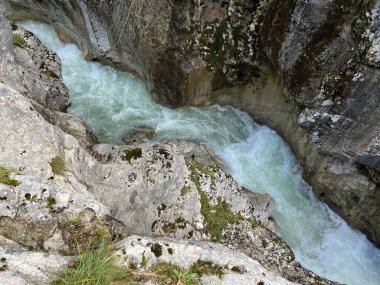 The Great Soca Gorge (Triglav Ulusal Parkı, Slovenya) - Grosse Soca-Schlucht oder Grosse Soca-Troege, Nationalpark Triglav (Grosse Soca-Troege, Slowenien) - Velika korita Soce (Triglavski narodni parkı, Slovenija)