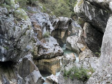 The Great Soca Gorge (Triglav Ulusal Parkı, Slovenya) - Grosse Soca-Schlucht oder Grosse Soca-Troege, Nationalpark Triglav (Grosse Soca-Troege, Slowenien) - Velika korita Soce (Triglavski narodni parkı, Slovenija)