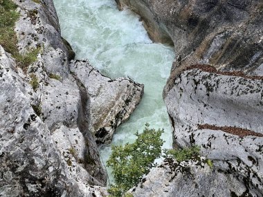 The Great Soca Gorge (Triglav Ulusal Parkı, Slovenya) - Grosse Soca-Schlucht oder Grosse Soca-Troege, Nationalpark Triglav (Grosse Soca-Troege, Slowenien) - Velika korita Soce (Triglavski narodni parkı, Slovenija)