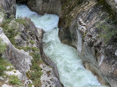 The Great Soca Gorge (Triglav Ulusal Parkı, Slovenya) - Grosse Soca-Schlucht oder Grosse Soca-Troege, Nationalpark Triglav (Grosse Soca-Troege, Slowenien) - Velika korita Soce (Triglavski narodni parkı, Slovenija)