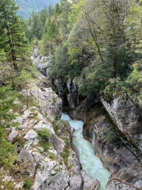 The Great Soca Gorge (Triglav Ulusal Parkı, Slovenya) - Grosse Soca-Schlucht oder Grosse Soca-Troege, Nationalpark Triglav (Grosse Soca-Troege, Slowenien) - Velika korita Soce (Triglavski narodni parkı, Slovenija)