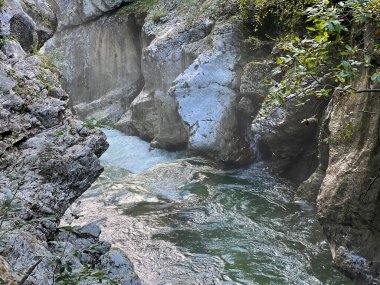 The Great Soca Gorge (Triglav Ulusal Parkı, Slovenya) - Grosse Soca-Schlucht oder Grosse Soca-Troege, Nationalpark Triglav (Grosse Soca-Troege, Slowenien) - Velika korita Soce (Triglavski narodni parkı, Slovenija)