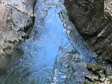 The Great Soca Gorge (Triglav Ulusal Parkı, Slovenya) - Grosse Soca-Schlucht oder Grosse Soca-Troege, Nationalpark Triglav (Grosse Soca-Troege, Slowenien) - Velika korita Soce (Triglavski narodni parkı, Slovenija)