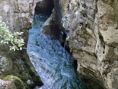 The Great Soca Gorge (Triglav Ulusal Parkı, Slovenya) - Grosse Soca-Schlucht oder Grosse Soca-Troege, Nationalpark Triglav (Grosse Soca-Troege, Slowenien) - Velika korita Soce (Triglavski narodni parkı, Slovenija)