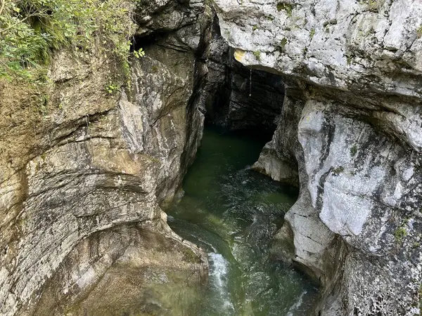 The Great Soca Gorge (Triglav Ulusal Parkı, Slovenya) - Grosse Soca-Schlucht oder Grosse Soca-Troege, Nationalpark Triglav (Grosse Soca-Troege, Slowenien) - Velika korita Soce (Triglavski narodni parkı, Slovenija)