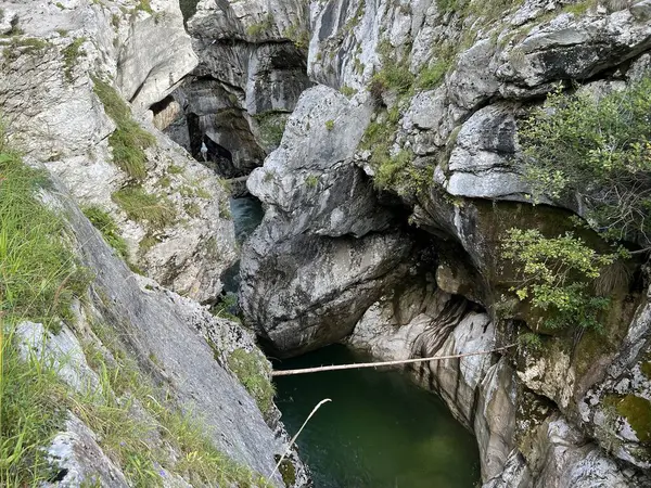 The Great Soca Gorge (Triglav Ulusal Parkı, Slovenya) - Grosse Soca-Schlucht oder Grosse Soca-Troege, Nationalpark Triglav (Grosse Soca-Troege, Slowenien) - Velika korita Soce (Triglavski narodni parkı, Slovenija)