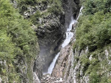 Lepenca şelalesi ve baharı, Bovec (Triglav Ulusal Parkı, Slovenya) - Lepenca-Wasserfall und Quelle, Bovec (Nationalpark Triglav, Slowenien) - İzvir Lepence ali tokat Lepenca, Bovec (Triglavski narodni parkı, Slovenya))