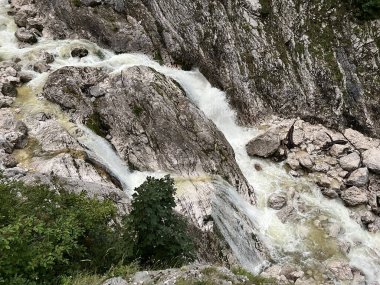 Lepenca şelalesi ve baharı, Bovec (Triglav Ulusal Parkı, Slovenya) - Lepenca-Wasserfall und Quelle, Bovec (Nationalpark Triglav, Slowenien) - İzvir Lepence ali tokat Lepenca, Bovec (Triglavski narodni parkı, Slovenya))