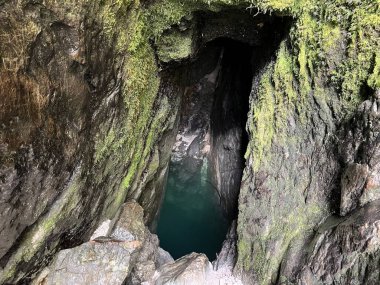 Soca Nehri 'nin karst kaynağı Trenta (Triglav Ulusal Parkı, Slovenya) - Die Karstquelle des Flusses Soca, Trenta (Triglav-Nationalpark, Slowenien) - Kraski izvir reke Soce, Trenta (Triglavski narodni parkı, Slovenya))