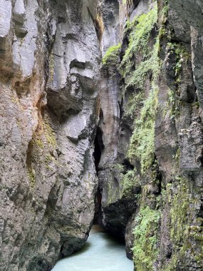 Haslital Alp Vadisi 'ndeki Aare Nehri Kanyonu veya Aare Vadisi ve İsviçre' deki Bernese Dağları 'nda (Aareschlucht im Haslital und im Berner Oberland - Schweiz)