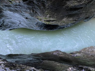 Haslital Alp Vadisi 'ndeki Aare Nehri Kanyonu veya Aare Vadisi ve İsviçre' deki Bernese Dağları 'nda (Aareschlucht im Haslital und im Berner Oberland - Schweiz)