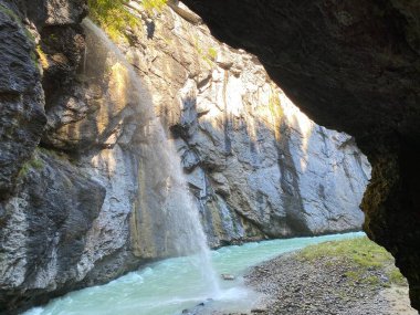 Haslital Alp Vadisi 'ndeki Aare Nehri Kanyonu veya Aare Vadisi ve İsviçre' deki Bernese Dağları 'nda (Aareschlucht im Haslital und im Berner Oberland - Schweiz)