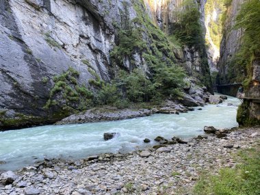 Haslital Alp Vadisi 'ndeki Aare Nehri Kanyonu veya Aare Vadisi ve İsviçre' deki Bernese Dağları 'nda (Aareschlucht im Haslital und im Berner Oberland - Schweiz)
