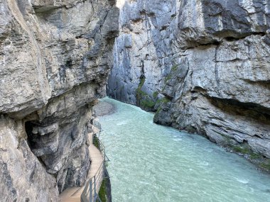 Haslital Alp Vadisi 'ndeki Aare Nehri Kanyonu veya Aare Vadisi ve İsviçre' deki Bernese Dağları 'nda (Aareschlucht im Haslital und im Berner Oberland - Schweiz)