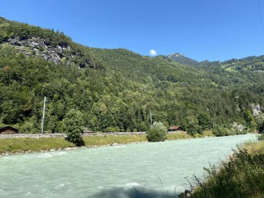 Haslital Alp Vadisi 'ndeki Aare Nehri ve Bernese Dağları' ndaki Meiringen, İsviçre (Die Aare Fluss im Alpental Haslital und im Berner Oberland - Meiringen, Schweiz)