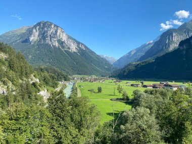 Bernese Dağları 'ndaki Haslital' ın geniş ve pitoresk alp vadisi - Meiringen, İsviçre (Das weitlaeufige und malerische Alpental Haslital im Berner Oberland - Meiringen, Schweiz)