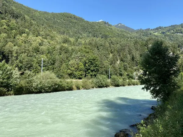 Haslital Alp Vadisi 'ndeki Aare Nehri ve Bernese Dağları' ndaki Meiringen, İsviçre (Die Aare Fluss im Alpental Haslital und im Berner Oberland - Meiringen, Schweiz)