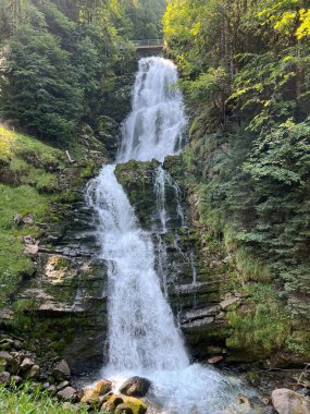 Gleichnamigen Naturpark und ueber dem Brienzersee 'deki Giessbach Şelalesi ve Brienz Gölü üzerinde (Schweiz)