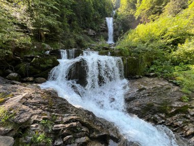 Gleichnamigen Naturpark und ueber dem Brienzersee 'deki Giessbach Şelalesi ve Brienz Gölü üzerinde (Schweiz)