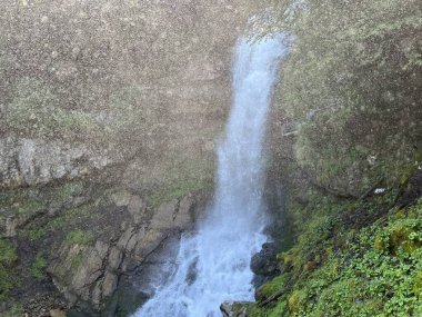 Gleichnamigen Naturpark und ueber dem Brienzersee 'deki Giessbach Şelalesi ve Brienz Gölü üzerinde (Schweiz)