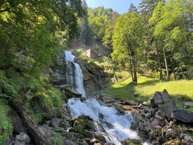 Gleichnamigen Naturpark und ueber dem Brienzersee 'deki Giessbach Şelalesi ve Brienz Gölü üzerinde (Schweiz)