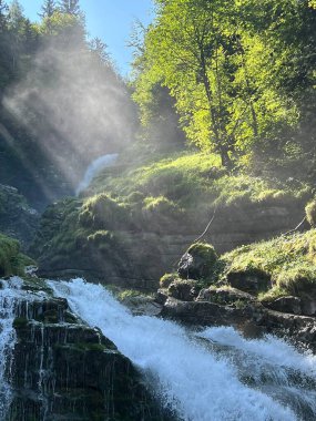 Gleichnamigen Naturpark und ueber dem Brienzersee 'deki Giessbach Şelalesi ve Brienz Gölü üzerinde (Schweiz)