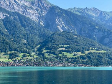 Brienz Gölü, İsviçre 'nin Bern Kantonu (Brienzersee zwischen den Bergmassiven Emmentaler Alpen und den Berner Alpen, Schweiz)