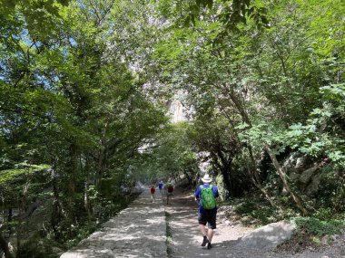 Velika Paklenica kanyonu, Starigrad (Paklenica Ulusal Parkı, Hırvatistan) - Bergsteiger in der Schlucht Velika Paklenica, Starigrad (Nationalpark Paklenica) - Planinarske staze u kanjonu Velike Paklenice