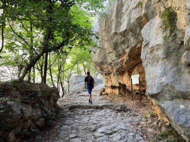 Velika Paklenica kanyonu, Starigrad (Paklenica Ulusal Parkı, Hırvatistan) - Bergsteiger in der Schlucht Velika Paklenica, Starigrad (Nationalpark Paklenica) - Planinarske staze u kanjonu Velike Paklenice