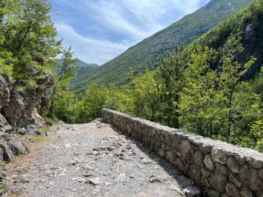 Velika Paklenica kanyonu, Starigrad (Paklenica Ulusal Parkı, Hırvatistan) - Bergsteiger in der Schlucht Velika Paklenica, Starigrad (Nationalpark Paklenica) - Planinarske staze u kanjonu Velike Paklenice