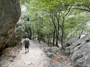 Velika Paklenica kanyonu, Starigrad (Paklenica Ulusal Parkı, Hırvatistan) - Bergsteiger in der Schlucht Velika Paklenica, Starigrad (Nationalpark Paklenica) - Planinarske staze u kanjonu Velike Paklenice