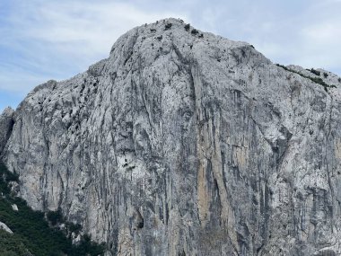 Velika Paklenica kanyonundaki Anica kuk uçurumu, Starigrad (Paklenica Ulusal Parkı, Hırvatistan) - Alpinistenfelsen Anica kuk oder Anica kuk-Klippe in der Schlucht Velika Paklenica, Starigrad (Nationalpark Paklenica, Kroatien))
