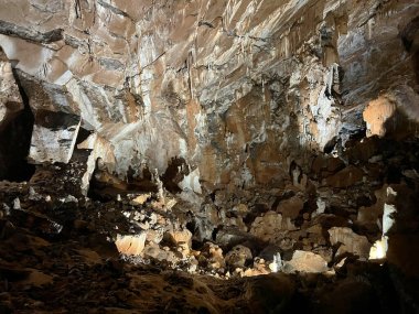 Velika Paklenica Kanyonu, Starigrad (Pakistan Ulusal Parkı, Hırvatistan) - Manita pec-Hoehle in der Schlucht Velika Paklenica, Starigrad (Nationalpark Paklenica, Kroatien) - Spilja Manita pec (nacionalni Park Paklenica, Hrvatska)